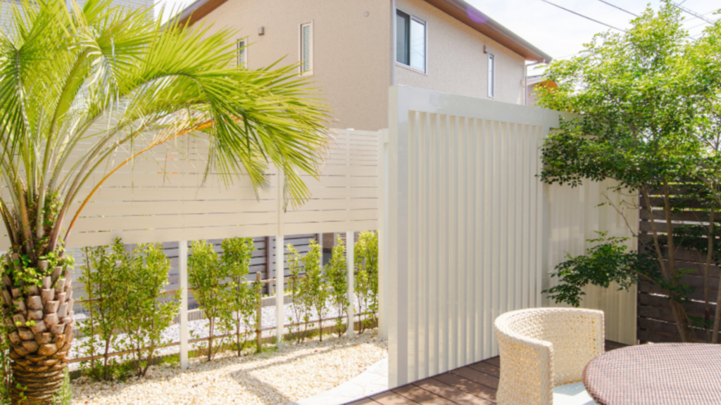 岐阜の外構・エクステリア専門店ラウレア おしゃれ かっこいい 素敵 庭 ココスヤシ ヤシの木 リゾートスタイル 目隠しフェンス ホワイト