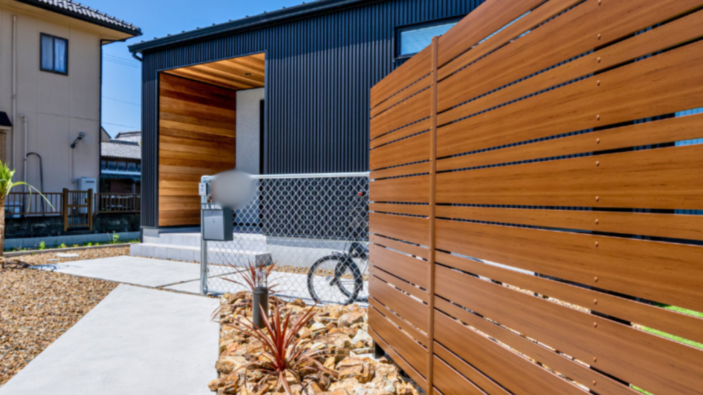 岐阜の外構・エクステリア専門店ラウレア おしゃれ かっこいい 素敵 庭 ココスヤシ ヤシの木 リゾートスタイル 目隠しフェンス 木目調