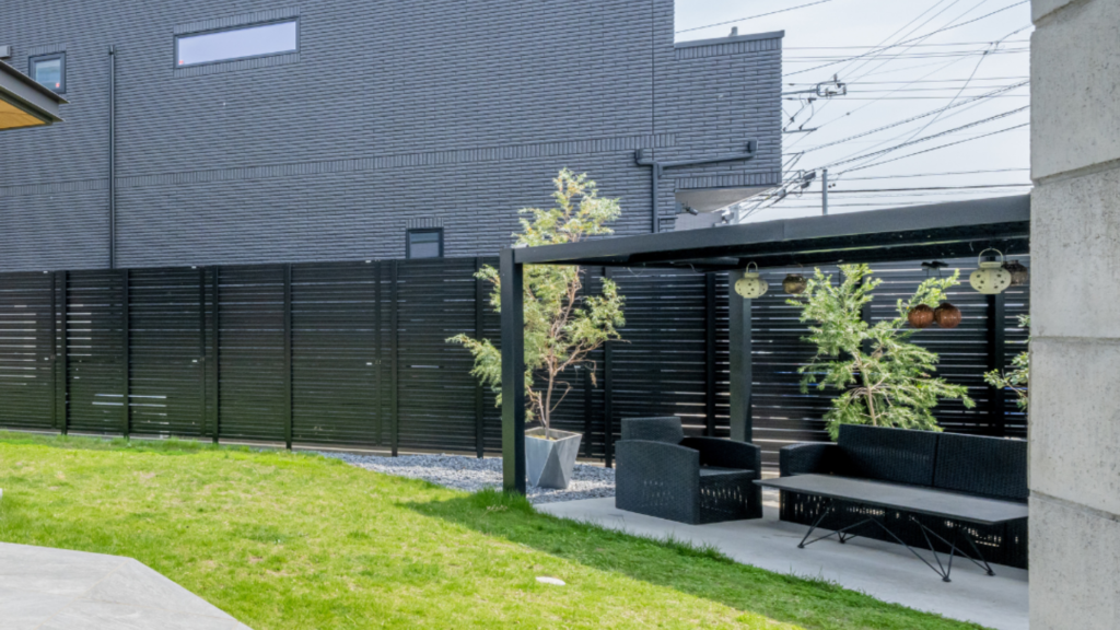 岐阜の外構・エクステリア専門店ラウレア おしゃれ かっこいい 素敵 庭 ココスヤシ ヤシの木 リゾートスタイル 目隠しフェンス モダン ブラック シック