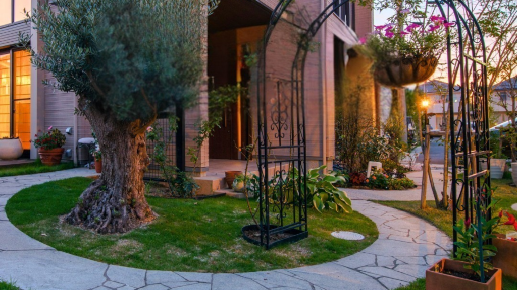 岐阜の外構・エクステリア専門店ラウレア おしゃれ かっこいい 素敵 庭 ココスヤシ ヤシの木 玄関 アプローチ