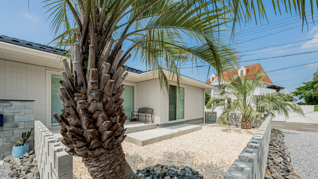 岐阜の外構・エクステリア専門店ラウレア　おしゃれ　かっこいい　素敵　庭　ココスヤシ　ヤシの木　リゾートスタイル　ホテルライク　高級　豪華　ラグジュアリー